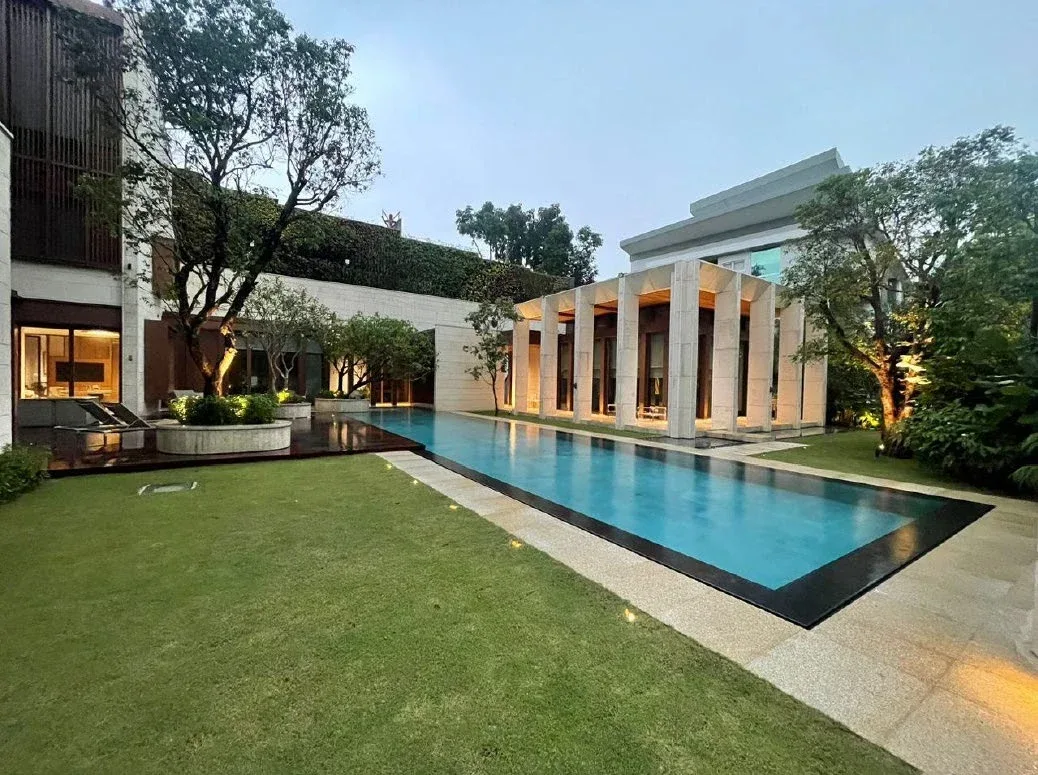Kolam, taman dan ruang tamu berbumbung di Setia Murni, Kuala Lumpur